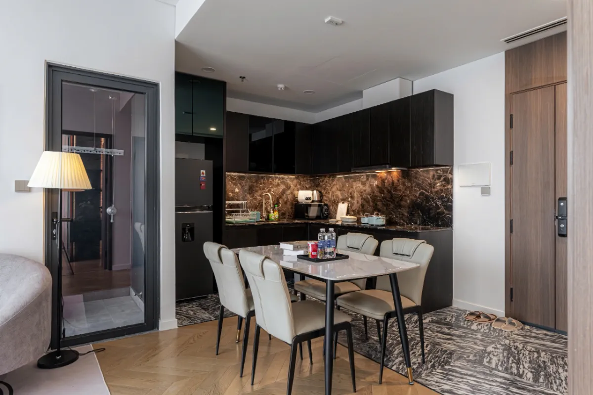 1 Bed, 1 Bath Furnished Condo in District 1, Ho Chi Minh City - photo 1 of 9